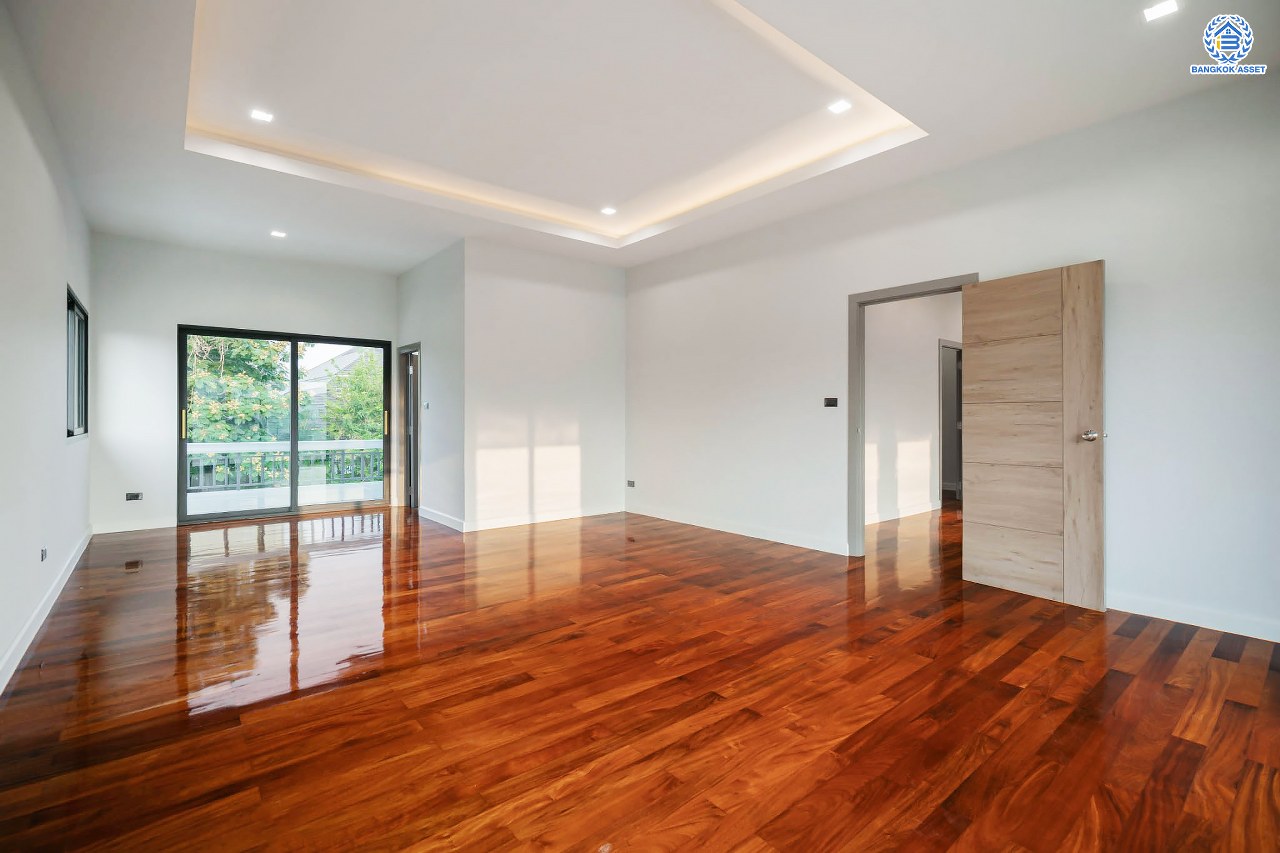 บ้านมือสองตกแต่งใหม่ โครงการ กฤษดานคร20 ปิ่นเกล้า-บรมราชชนนี บ้านหลังมุม ติดทะเลสาบ บนเนื้อที่กว้างมากถึง 238 ตร.ว. ตกแต่งด้วยวัสดุเกรดพรีเมี่ยม ฟังก์ชัน 5 ห้องนอน 6 ห้องน้ำ 1 ห้องอเนกประสงค์ 4 ที่จอดรถ พร้อมทั้งเปลี่ยนระบบไฟฟ้า สุขาภิบาล ทำเลศักยภาพ ติดถนนบรมราชชนนี ใกล้มหาวิทยาลัยมหิดล และเพียง 10 นาทีถึงเซ็นทรัล ปิ่นเกล้า